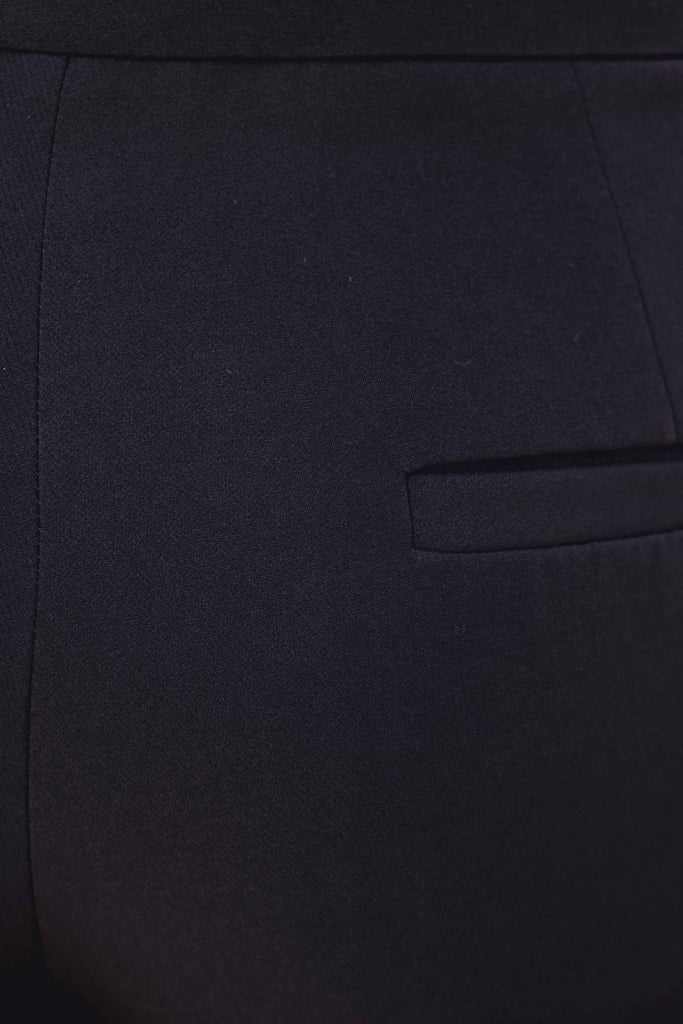 Calça com Botão Prateado