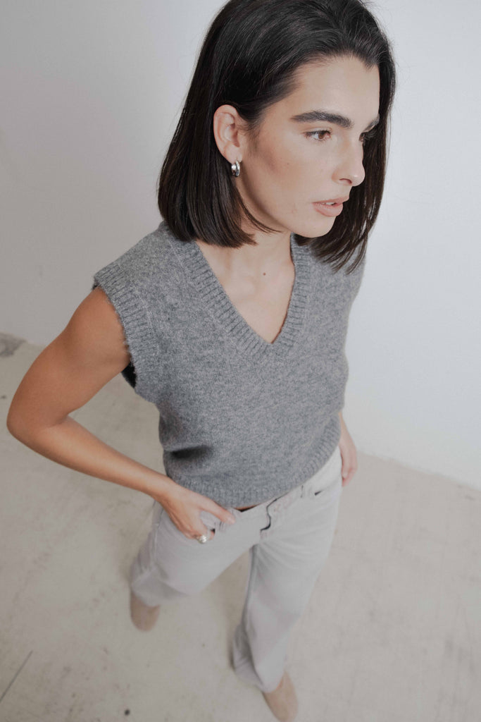 Look casual elegante com calça jeans cinza
