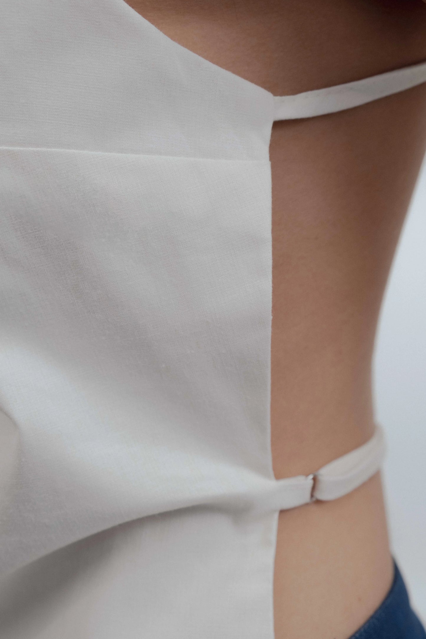 Top Minimalista com Costas Abertas