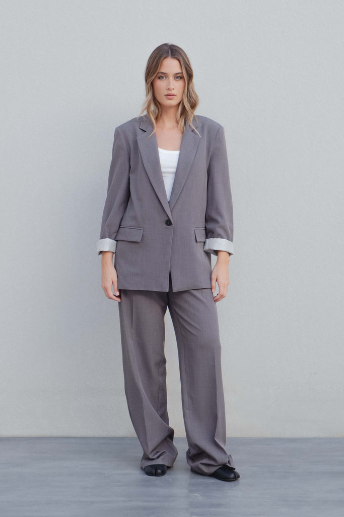 Blazer feminino cinza com punhos estampados