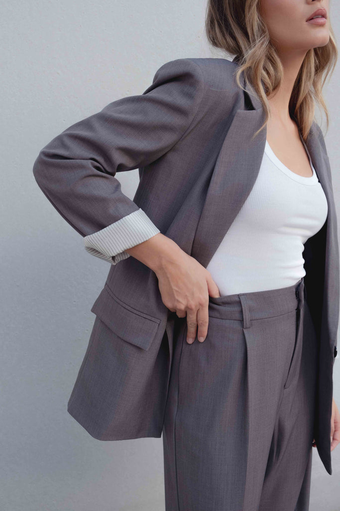 Detalhe do punho estampado do blazer feminino