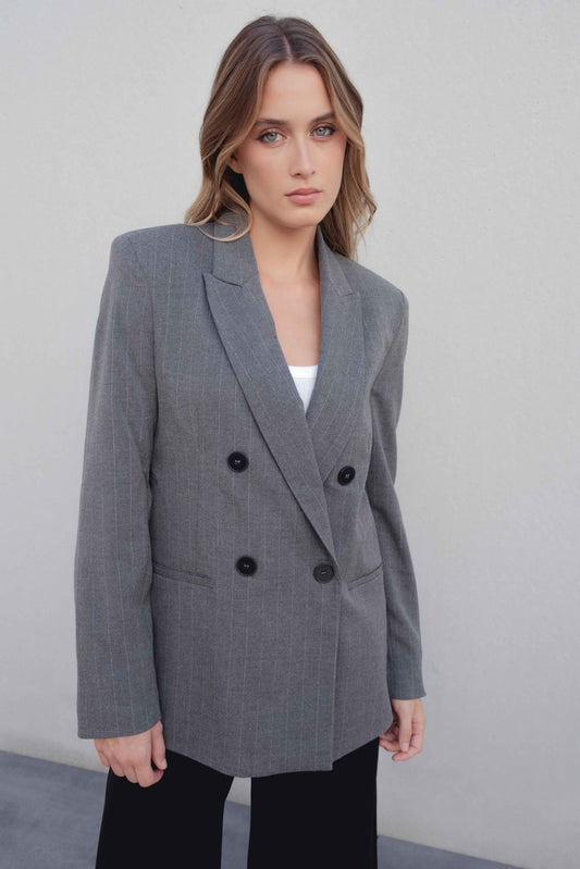 Blazer risca de giz feminino visto de frente
