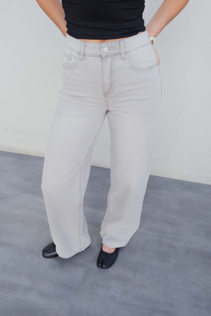 Calça jeans feminina cinza de perna larga