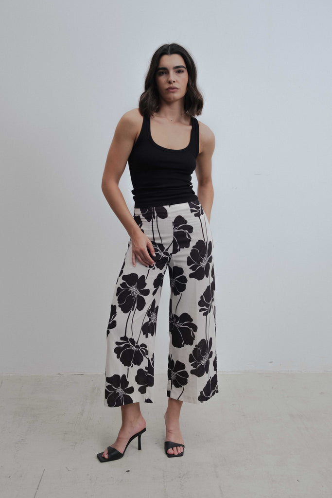 Calça Flora de cintura alta com pernas amplas.