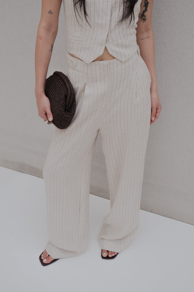 Calça Linen feminina de cintura alta e corte reto.
