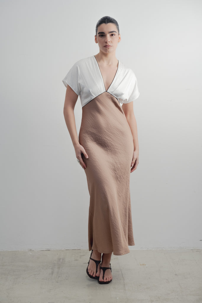 Vestido de Cetim com Detalhes Contrastantes