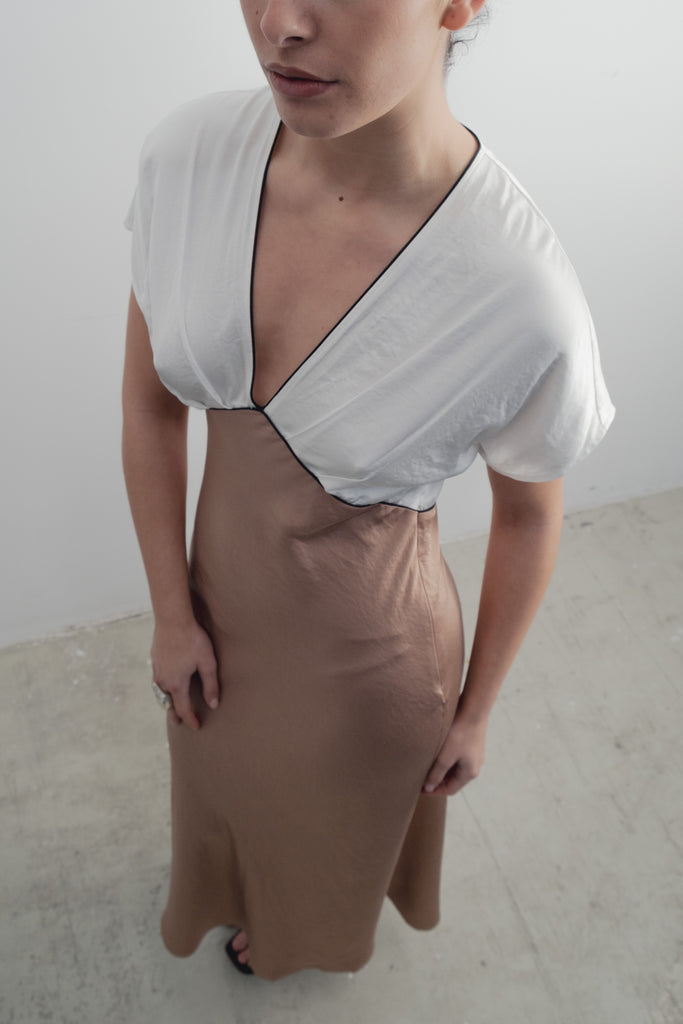 Vestido de Cetim com Detalhes Contrastantes