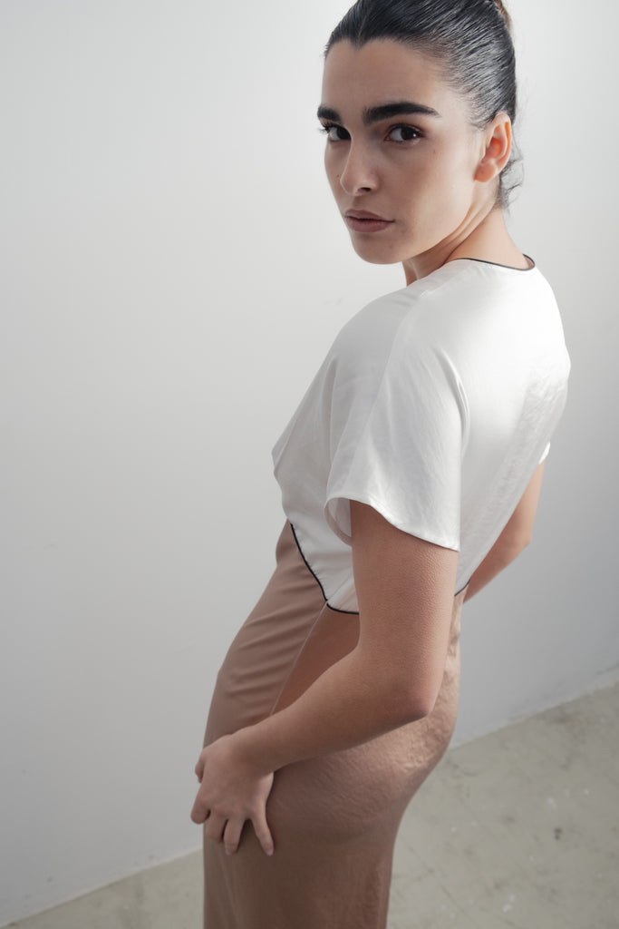 Vestido de Cetim com Detalhes Contrastantes