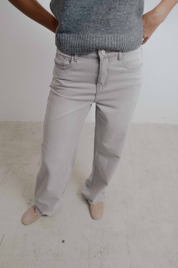 Calça jeans cinza vista de frente