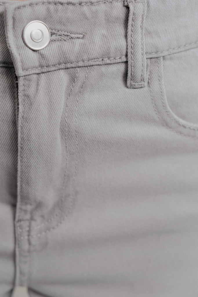 Detalhe da cintura média da calça jeans