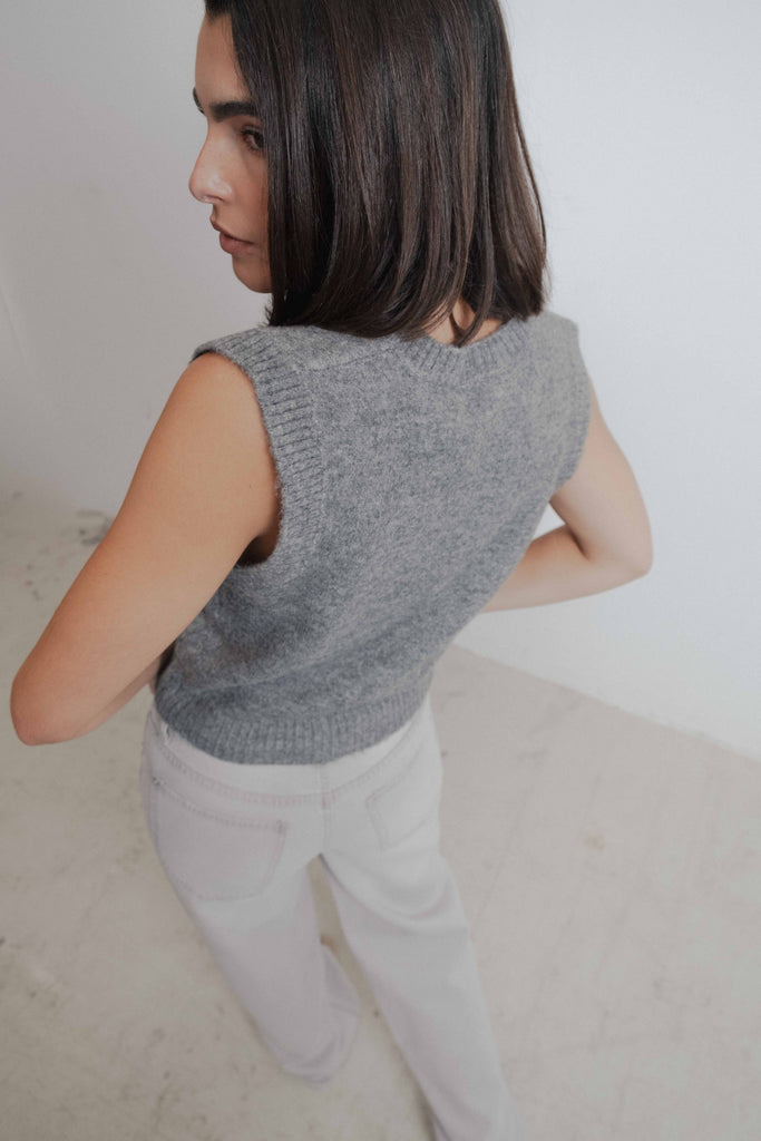 Calça feminina cinza vista de costas