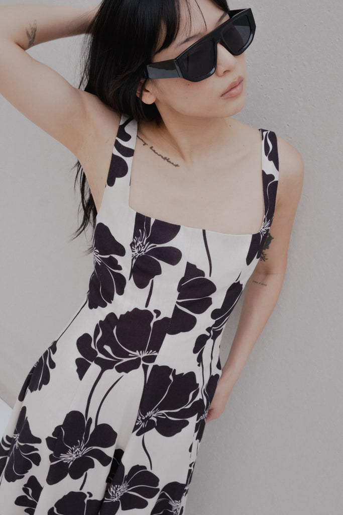 Vestido Flora com decote quadrado e recorte na cintura